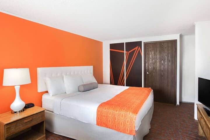 Room 7 of 18